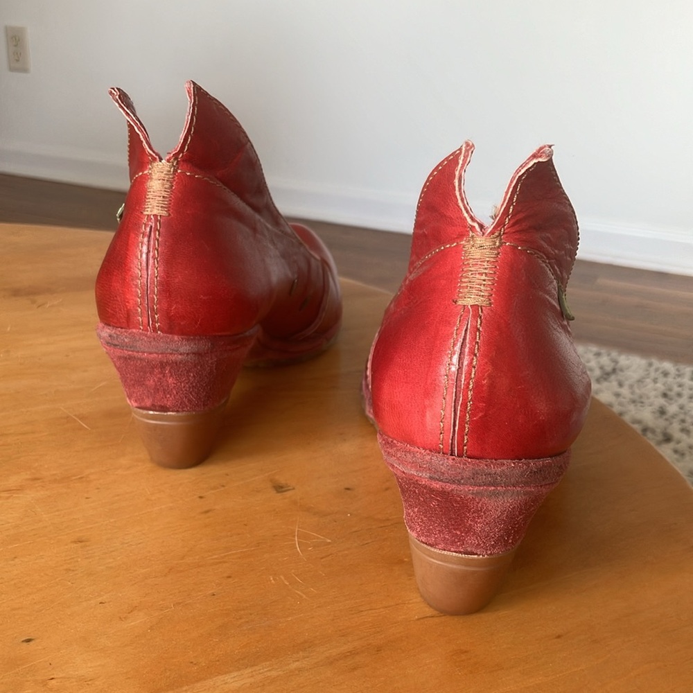 El Naturalista cranberry heels. - Picture 4 of 6